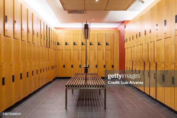 empty locker room of the swimming pool - vestuario instalación deportiva fotografías e imágenes de stock