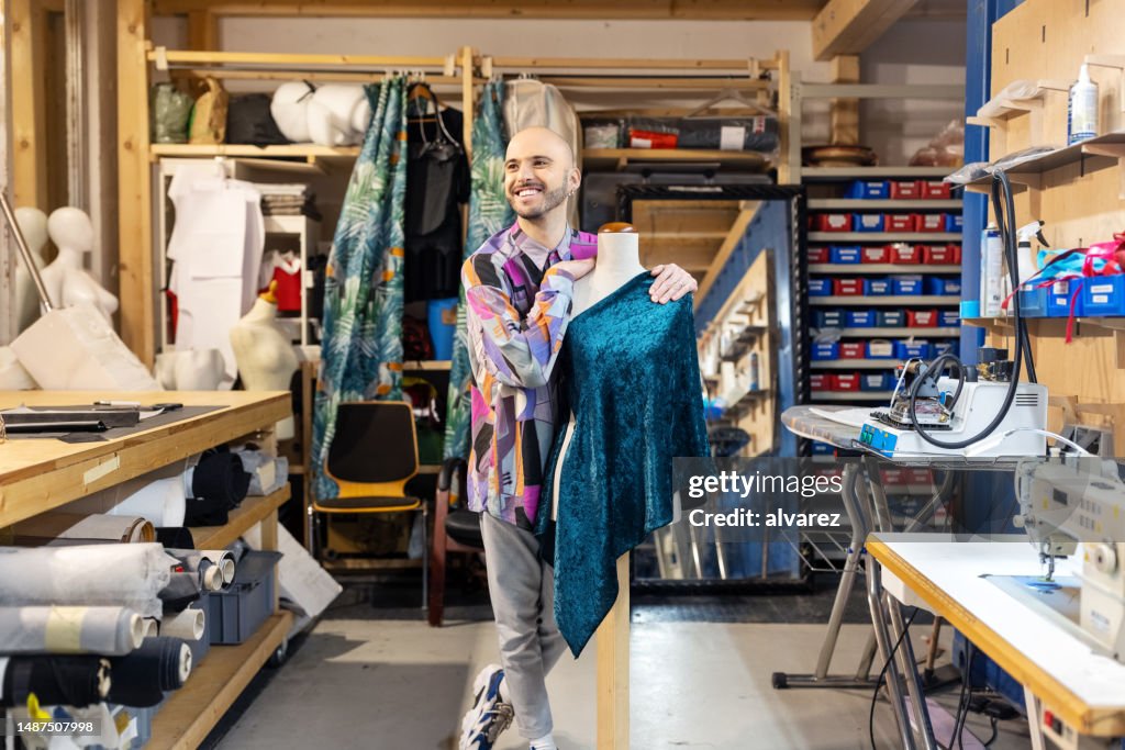 Porträt eines Modedesigners im Designstudio