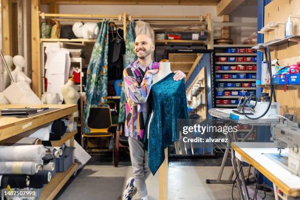 retrato de un diseñador de moda en un estudio de diseño - estilista de moda fotografías e imágenes de stock