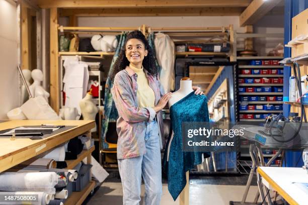 modista junto a un maniquí en el estudio de diseño makers space - colección de la moda fotografías e imágenes de stock