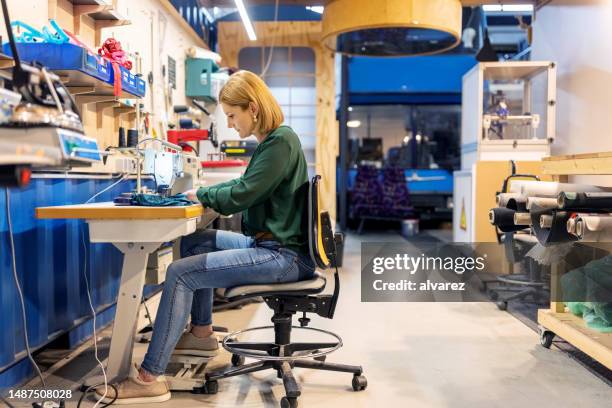 modedesigner mit nähmaschine, um ein stoffdesign zu nähen - näherin stock-fotos und bilder