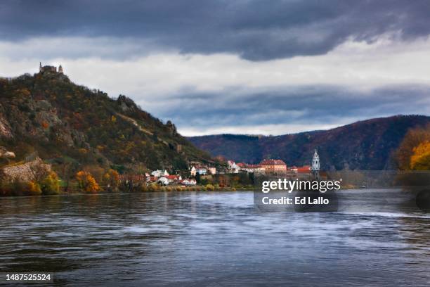 austria wachau valley town durnstein with church steeple - dürnstein stockfoto's en -beelden