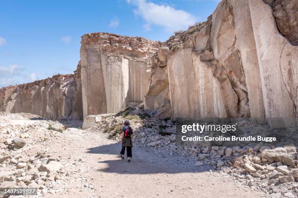 young woman hiking in ruta del sillar, arequipa, peru - arequipa city imagens e fotografias de stock