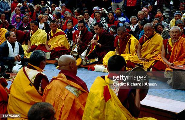 monks performing ceremony at mani rimdu festival. - mani rimdu festival stock-fotos und bilder