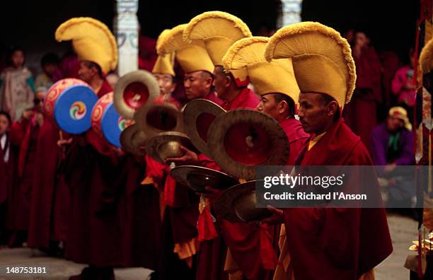 monks playing symbols at the mani rimdu festival at chiwang gompa (monastery). - mani rimdu festival bildbanksfoton och bilder