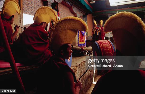 monks playing drums at the mani rimdu festival at chiwang gompa (monastery). - mani rimdu festival stock-fotos und bilder