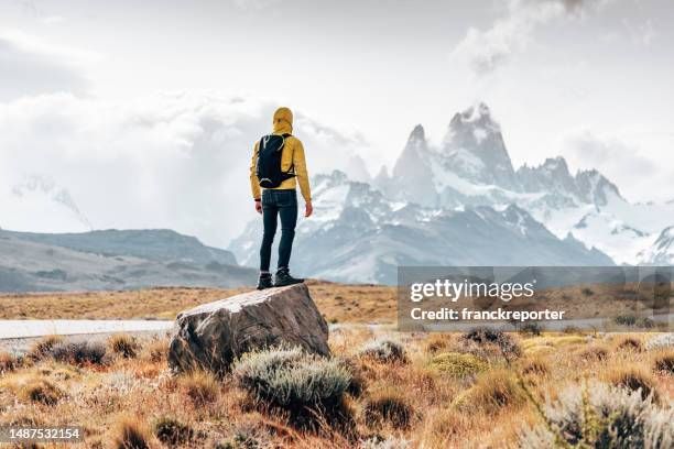 man resting on the rock in el chalten - santa cruz province argentina 個照片及圖片檔