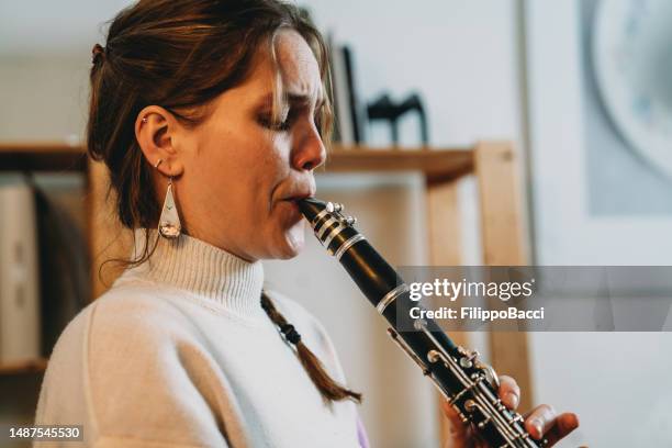 女性が練習のためにクラリネットを演奏している - 木管楽器 ストックフォトと画像