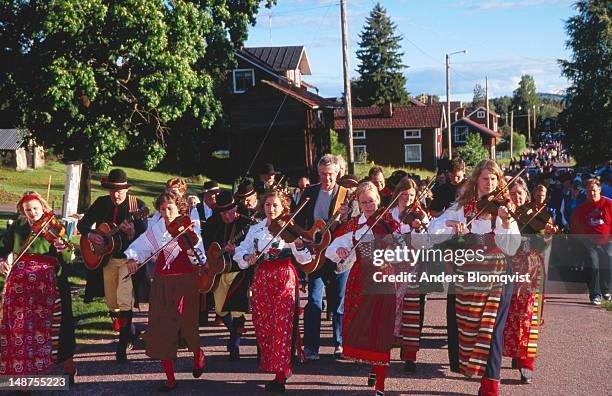 folk musicians in traditional dress leading midsummer parade, gardsjon. - dalarna bildbanksfoton och bilder