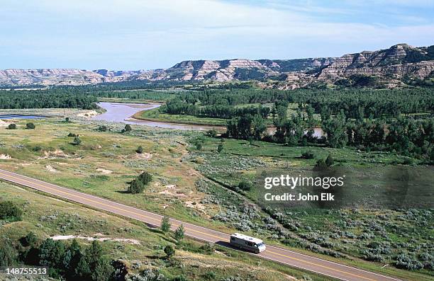 little missouri river valley scenic drive. - valley city nd fotografías e imágenes de stock