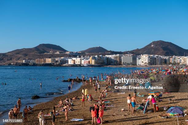 large group of people at the beach - canary islands stock pictures, royalty-free photos & images