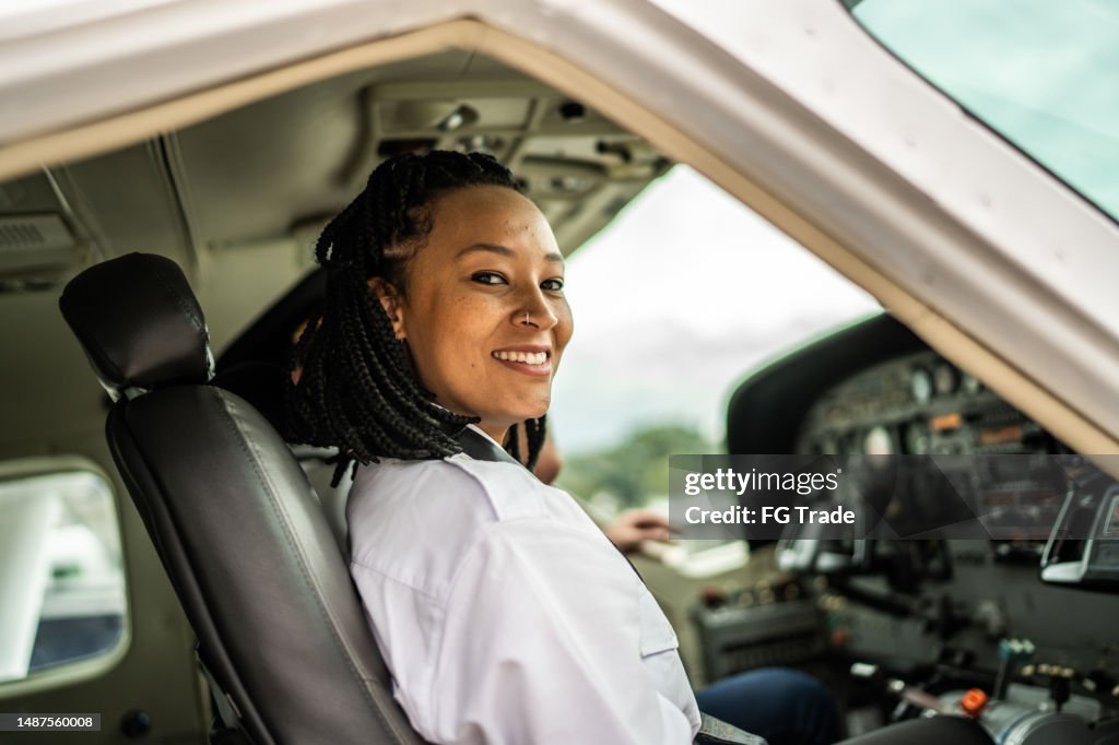 Portrait d’une hôtesse de l’air dans un avion