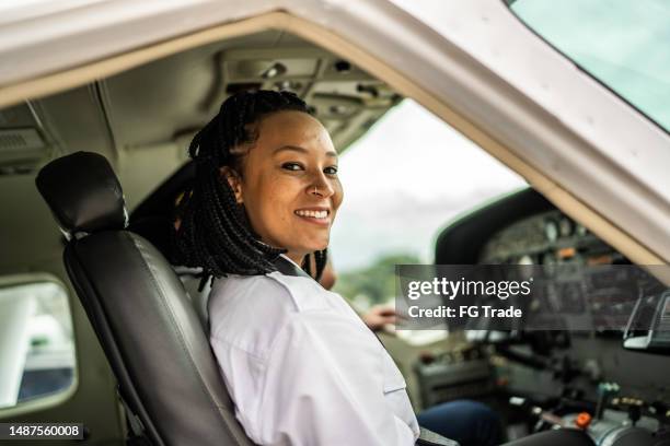 portrait d’une hôtesse de l’air dans un avion - piloter photos et images de collection