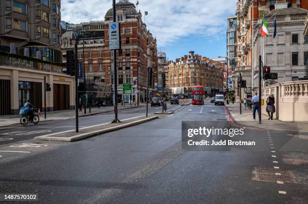 bustling knightsbridge - brompton road imagens e fotografias de stock