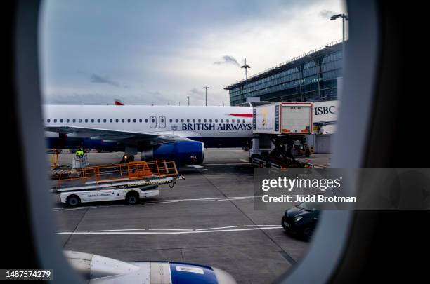 blick vom inneren - london heathrow airport terminal stock-fotos und bilder
