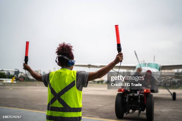Plane Signalling Marshalling Plane Photos and Premium High Res Pictures - Getty Images