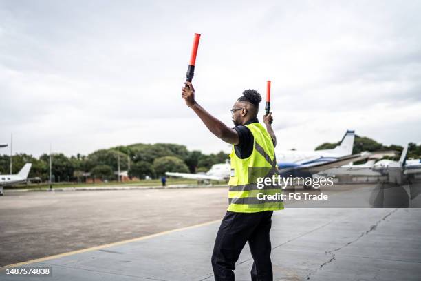 Plane Signalling Marshalling Plane Photos and Premium High Res Pictures - Getty Images