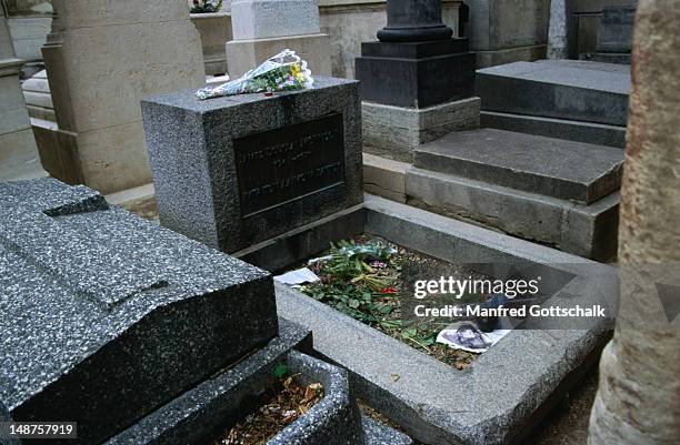 lead singer of the 60's band the doors, jim morrison was laid to rest in pere lachaise cemetery in 1971. - lead singer stock pictures, royalty-free photos & images