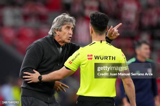 Manuel Pellegrini, Head Coach of Real Betis, interacts with a match official during the LaLiga Santander match between Athletic Club and Real Betis...