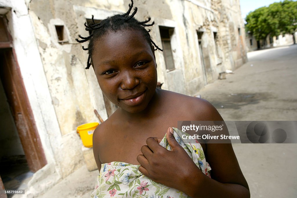 Woman in old stone town of Ilha De Mozambique