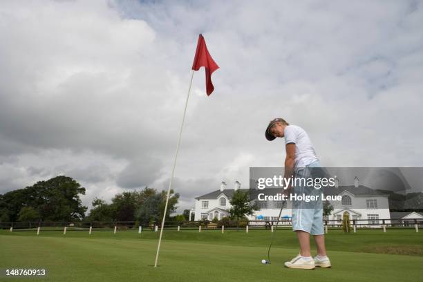 man playing golf, crover house hotel & golf course, near lough sheelin. - cavan images stock-fotos und bilder