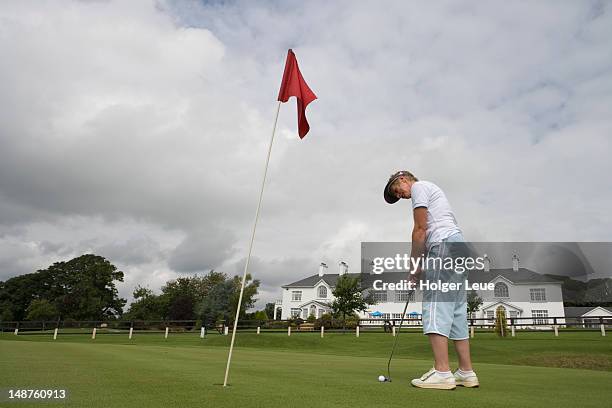 man playing golf, crover house hotel & golf course, near lough sheelin. - cavan images stockfoto's en -beelden