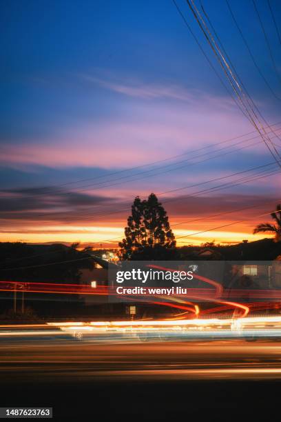 light trails of cars in the west suburb of brisbane in winter - fahrzeuglicht stock-fotos und bilder