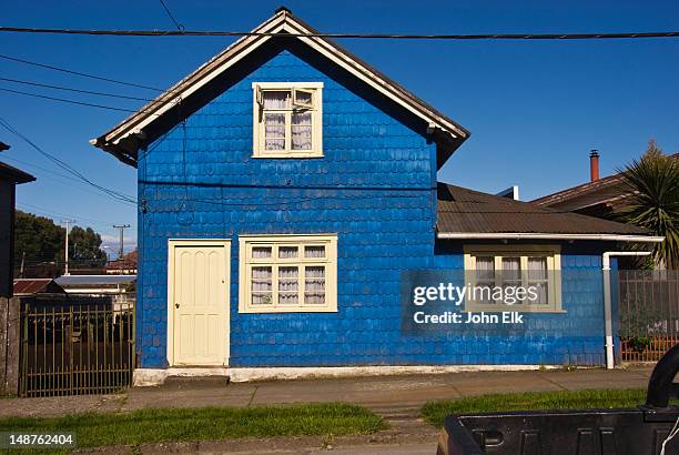 traditional blue wooden house. - no película chilena de 2012 fotografías e imágenes de stock