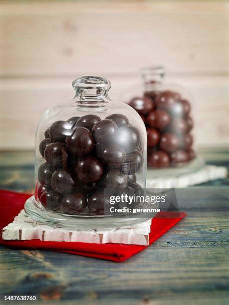 schokoladentropfen - marzipan stock-fotos und bilder