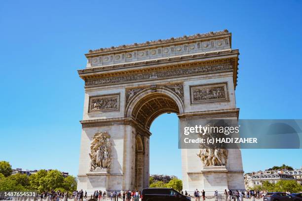 a day view of arc de triomphe de l'étoile in paris - triumphal arch stock pictures, royalty-free photos & images