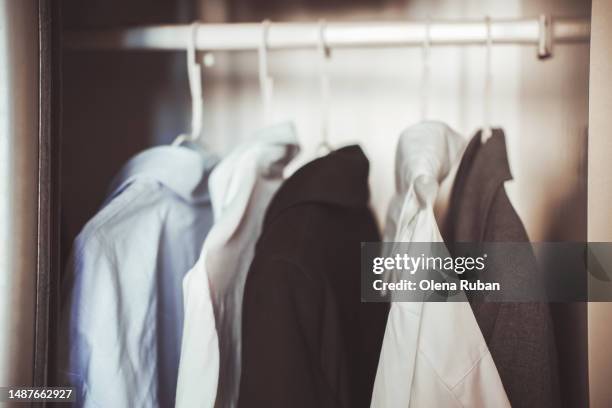 shirts and blazers in wardrobe. - kleiderstange stock-fotos und bilder