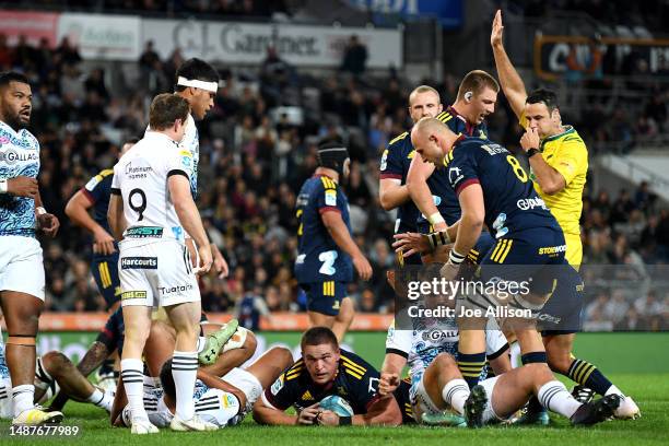 Ethan de Groot of the Highlanders scores a try during the round 11 Super Rugby Pacific match between Highlanders and Chiefs at Forsyth Barr Stadium,...