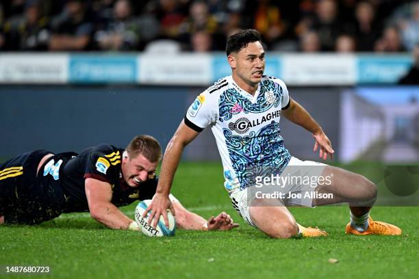 Shaun Stevenson of the Chiefs scores a try during the round 11 Super Rugby Pacific match between Highlanders and Chiefs at Forsyth Barr Stadium, on...