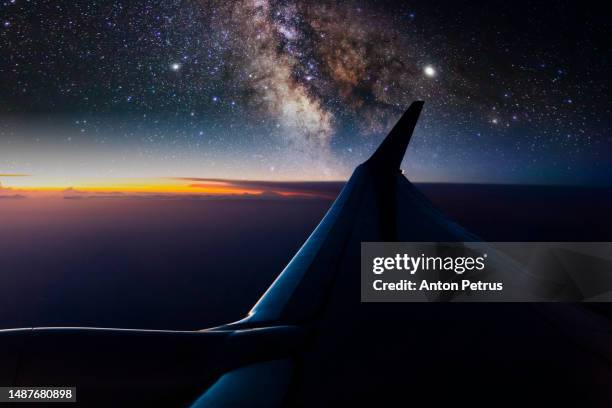 view from the airplane window to the wing at night sky - indústria aeroespacial imagens e fotografias de stock
