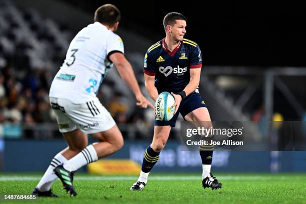 Freddie Burns of the Highlanders looks to pass the ball during the round 11 Super Rugby Pacific match between Highlanders and Chiefs at Forsyth Barr...