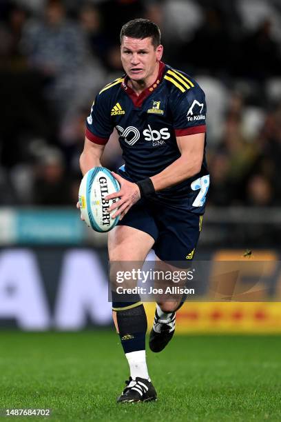Freddie Burns of the Highlanders charges forward during the round 11 Super Rugby Pacific match between Highlanders and Chiefs at Forsyth Barr...