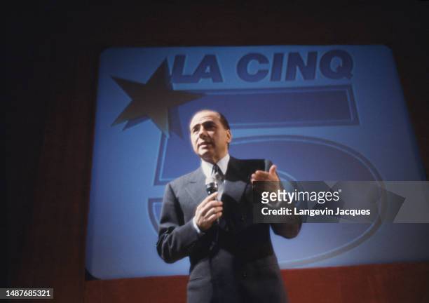 Silvio Berlusconi présente lors d’une conférence de presse la programmation de sa future chaîne commerciale baptisée « La Cinq » au Théâtre Marigny,...