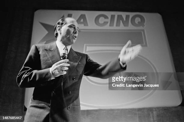 Silvio Berlusconi présente lors d’une conférence de presse la programmation de sa future chaîne commerciale baptisée « La Cinq » au Théâtre Marigny,...