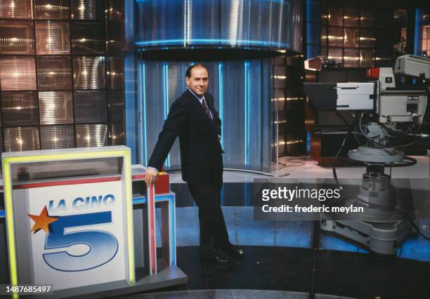 Silvio Berlusconi sur le plateau de Canale 5 à Milan, où sera enregistrée la première émission de la nouvelle chaîne de télévision française « La...