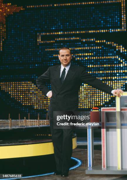 Silvio Berlusconi sur le plateau de Canale 5 à Milan, où sera enregistrée la première émission de la nouvelle chaîne de télévision française « La...