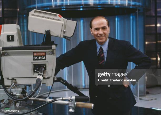 Silvio Berlusconi sur le plateau de Canale 5 à Milan, où sera enregistrée la première émission de la nouvelle chaîne de télévision française « La...