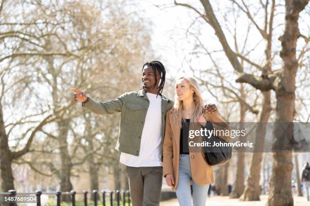 una pareja camina por the mall en un soleado día de primavera en londres - abril fotografías e imágenes de stock