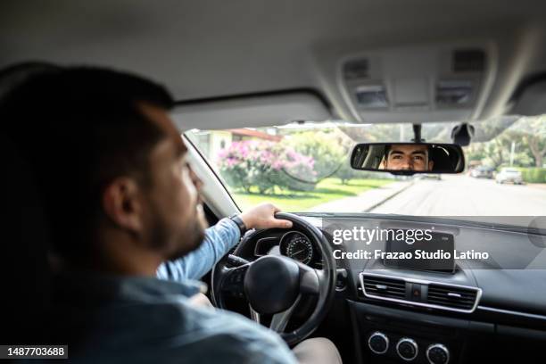 jovem conversando e pelo retrovisor do carro - rear view mirror - fotografias e filmes do acervo