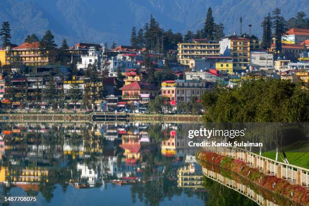 sa pa lake view with reflection on water at sunrise in sa pa, lao cai, vietnam - sa pa imagens e fotografias de stock