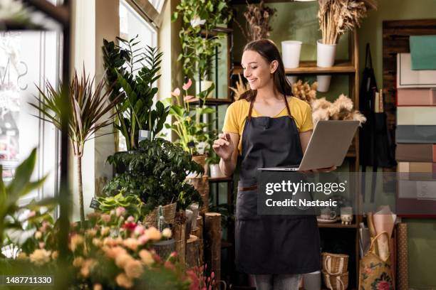flower vendor - small business owner laptop stock pictures, royalty-free photos & images
