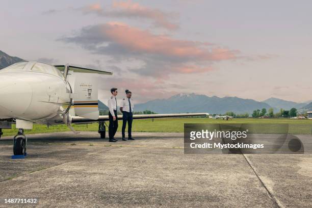 piloten, die mit dem privatjet warten - indian pilot stock-fotos und bilder