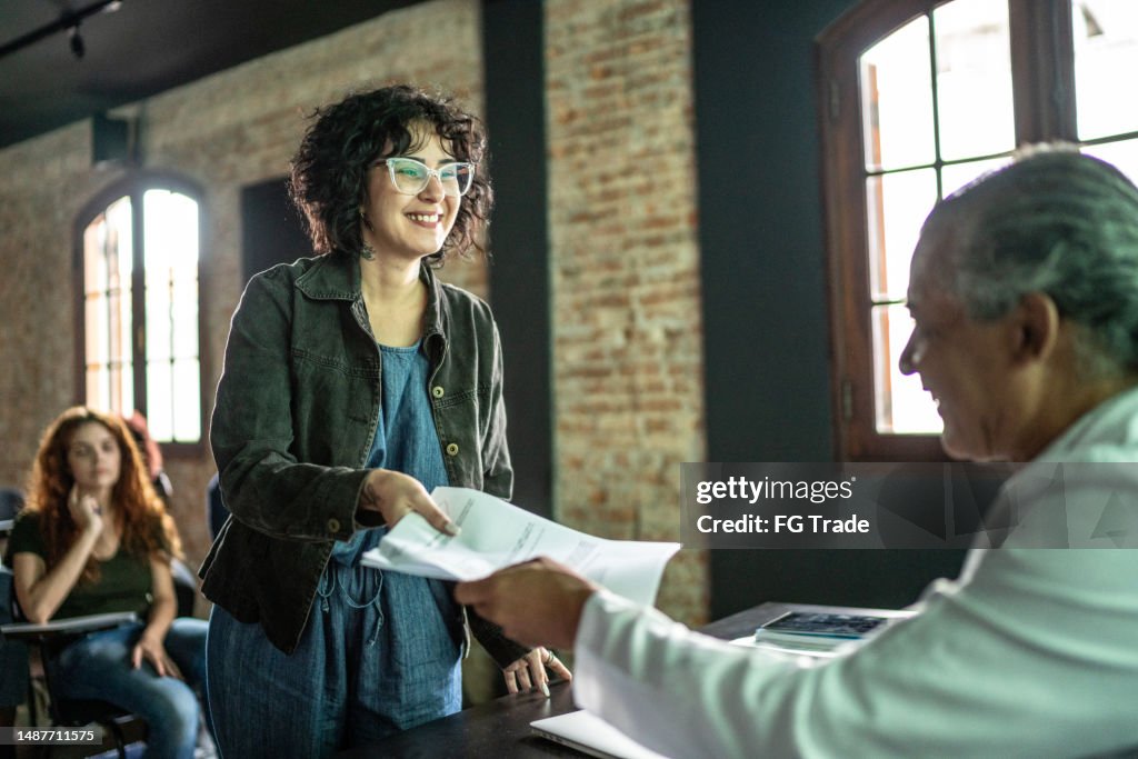Aluno dando exame educacional para o professor