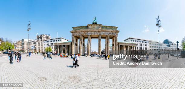 berlin in a sunny spring day, panorama of the platz des 18.märz. - porta da cidade imagens e fotografias de stock
