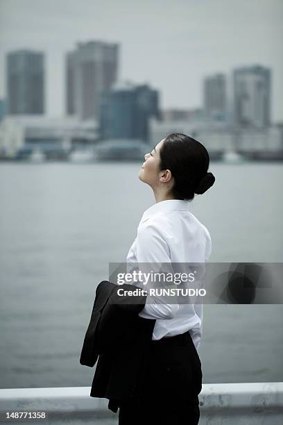 business woman relaxing - japanese bussiness woman looking up stock-fotos und bilder