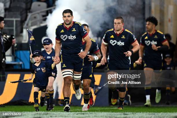 Billy Harmon of the Highlanders leads his team onto the field during the round 11 Super Rugby Pacific match between Highlanders and Chiefs at Forsyth...